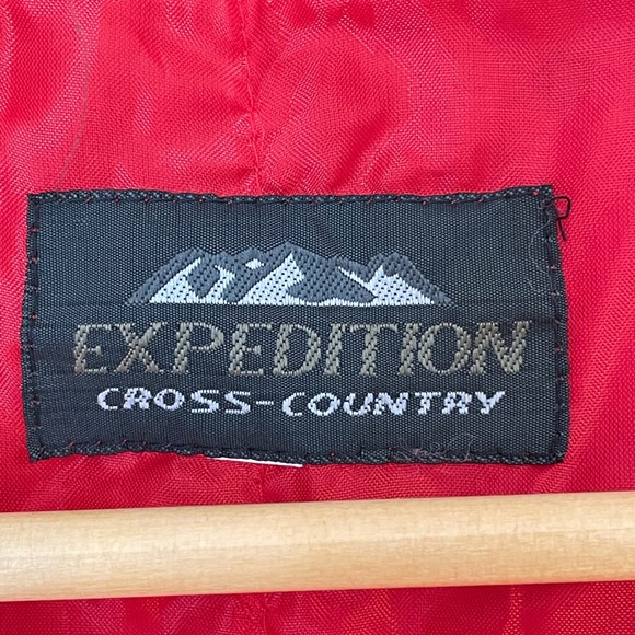 Epic vintage zippered vest with basketball embroidery in vibrant red, unisex - Picture 3 of 12